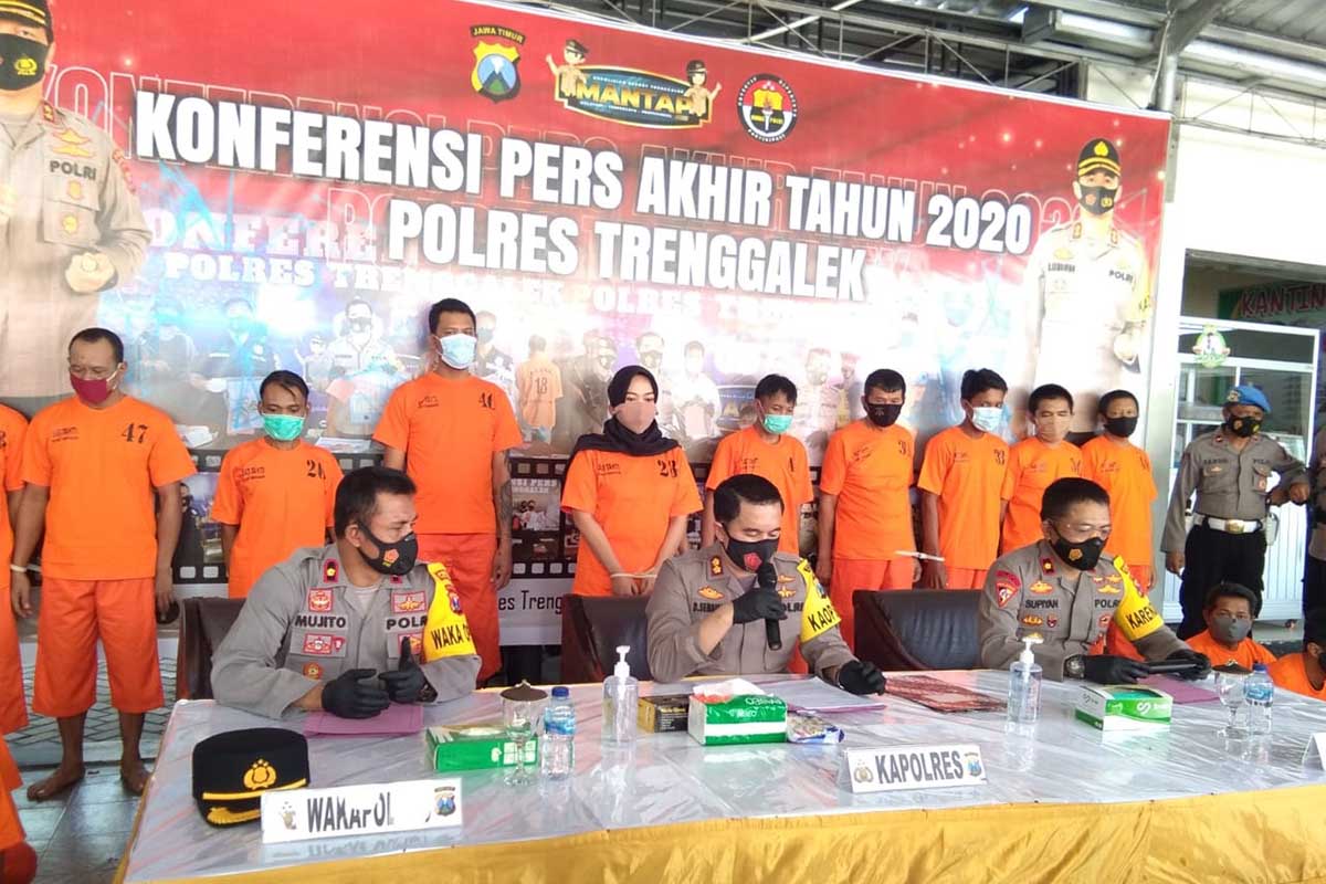 Para tersangka ditunjukan Polres Trenggalek saat jumpa pers - Refleksi Akhir Tahun Kriminalitas dan Laka Lantas di Trenggalek