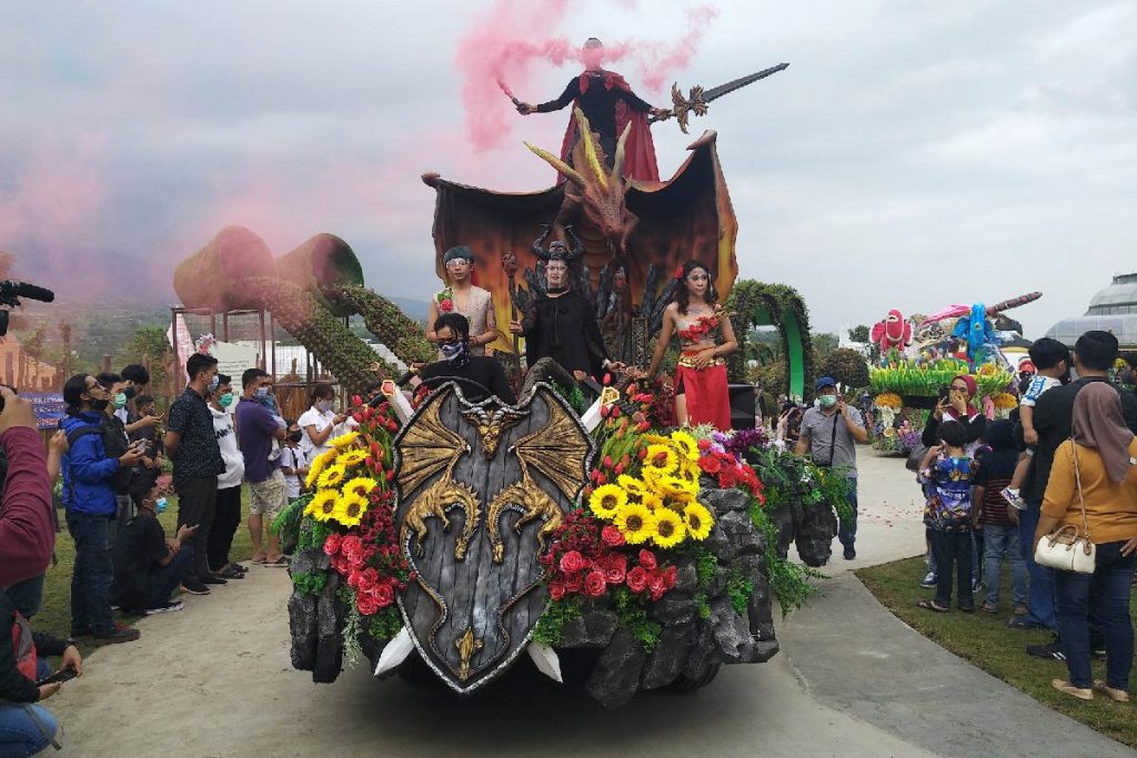 Parade kendaraan hias di Baloga. (rhd) - Batu Love Garden Usung Keunikan 600 Tanaman