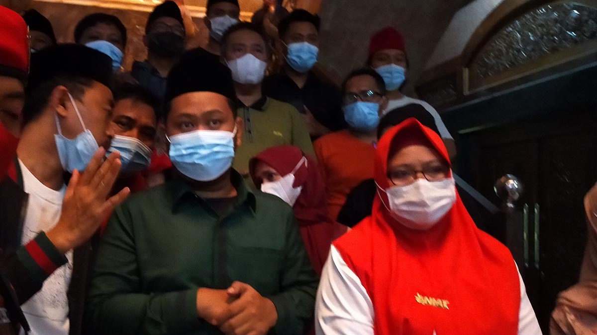 SYUKUR : Paslon Niat Gus Yani - Bu Min dan petinggi parpol pengusung serta pendukungnya saat melakukan rilis. (sgg) - Paslon NIAT 51,16 persen, QA 48,84 persen