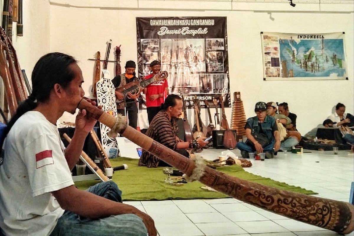 Pegiat musik tradisional, Aziz Franklin dan rekan berokestra. (jaz) - Pasar Seni DKM Suguhkan Kolaborasi Alat Musik Tradisional Go Internasional