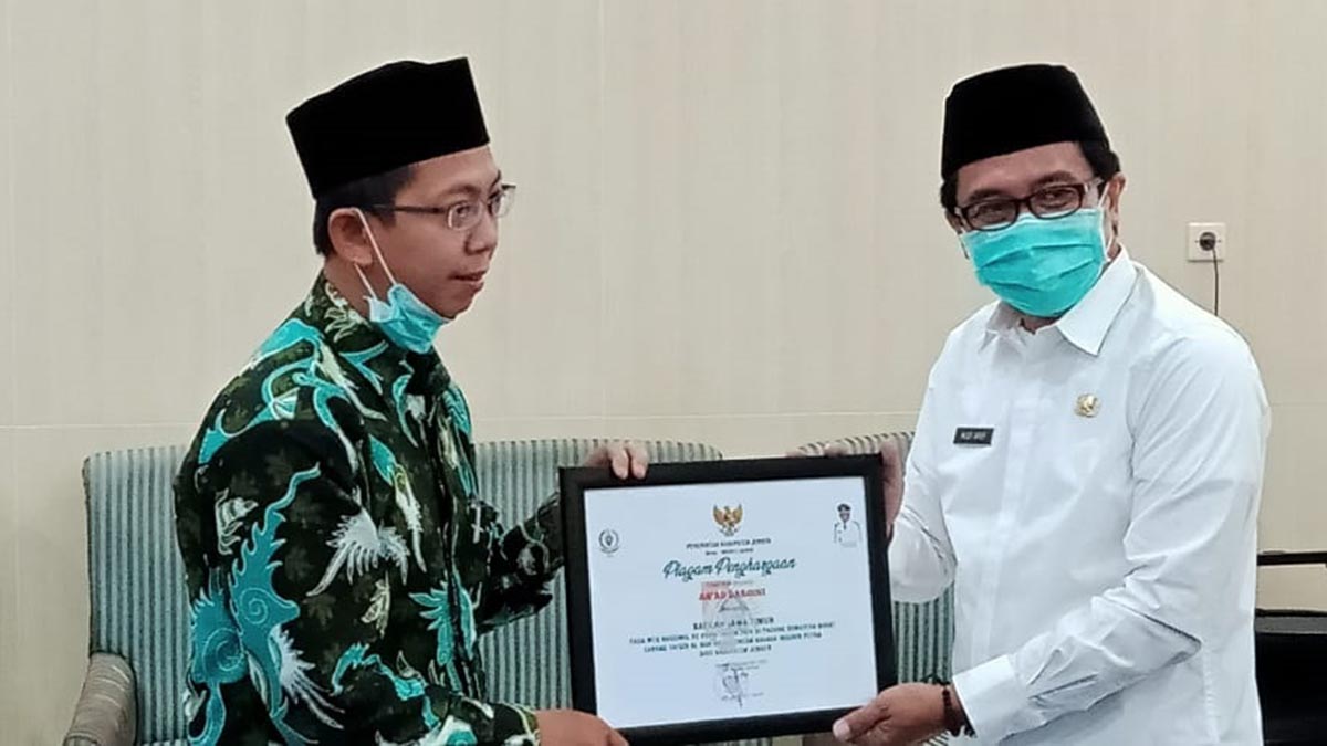 Pelaksana tugas (Plt) Bupati Jember Drs. KH. A. Muqit Arief menyerahkan penghargaan tersebut di Aula Praja Mukti Pemkab Jember, Rabu, 02 Desember 2020 (hms) - Pemkab Apresiasi Kafilah MTQ XXVIII Asal Jember