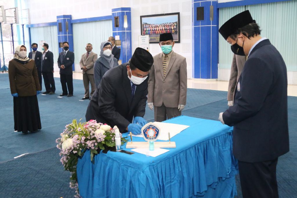 Penandatanganan kesanggupan pejabat fungsional Polinema. (rhd) - Setarakan Jabatan, Polinema Lantik Lima Pejabat Fungsional
