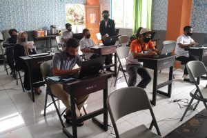 Pendaftaran secara online di posko Skariga. (rhd) - SMK PGRI 3 Kota Malang Buka Jalur PPA Bagi Siswa Berprestasi