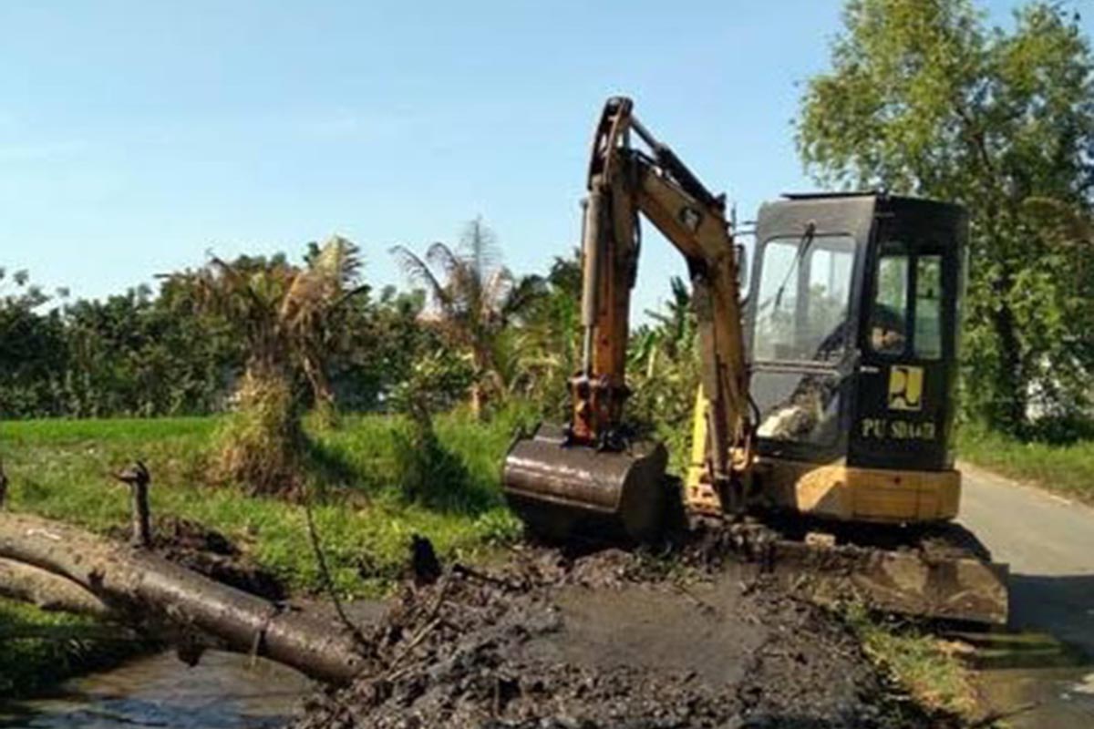 Pengerahan alat berat untuk menormalisasi di sejumlah sungai yang berada pada daerah yang sering terdampak banjir - PU SDA Kebut Normalisasi Minimalisir Dampak Banjir
