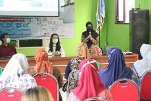 Pengabdian masyarakat JTK Polinema kepada Karang Taruna Bandulan. (ist) - JTK Polinema Berikan Pelatihan Pembuatan Hand Sanitizer dan Disinfektan, Begini Caranya