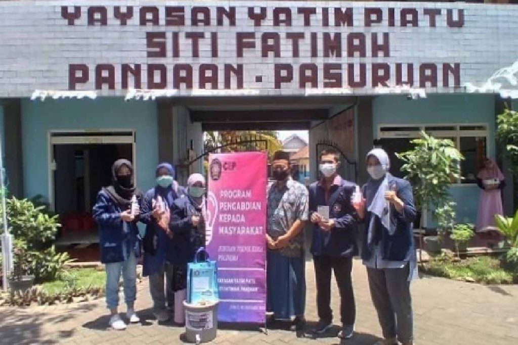 Penyerahan bantuan dan peralatan ke Yayasan Yatim Piatu Siti Fatimah Pandaan, Pasuruan. (ist) - JTK Polinema Berikan Pelatihan Pembuatan Hand Sanitizer dan Disinfektan, Begini Caranya