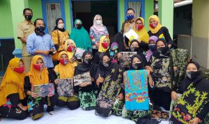 Perangkat dan warga Kecamatan Wonoasih menunjukkan hasil karya masyarakat. (ist) - Kecamatan Wonoasih Probolinggo Masuk Lima Terbaik se-Jawa Timur Sinergisitas Penyelenggaraan Pemerintahan