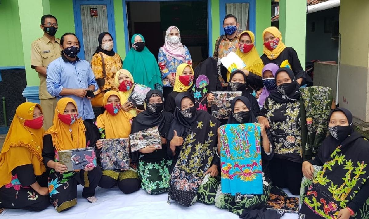 Perangkat dan warga Kecamatan Wonoasih menunjukkan hasil karya masyarakat. (ist) - Kecamatan Wonoasih Probolinggo Masuk Lima Terbaik se-Jawa Timur Sinergisitas Penyelenggaraan Pemerintahan