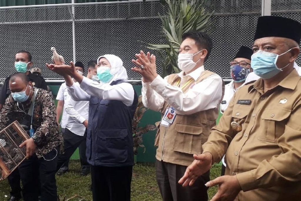 Peresmian RS Darurat Lapangan prioritas Malang Raya dengan simbolis pelepasan merpati. (rhd) - Gubernur Jatim Resmikan RS Darurat Lapangan Malang Raya