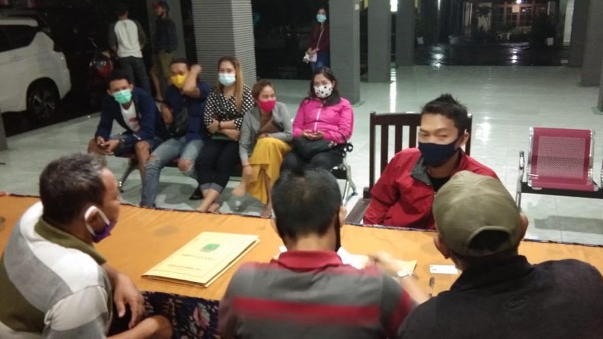 Petugas Gabungan saat mendata pemilik Warkop karaoke di Meico Pandaan - 9 Pemilik Warkop Karaoke Meico Dibina Satpol PP