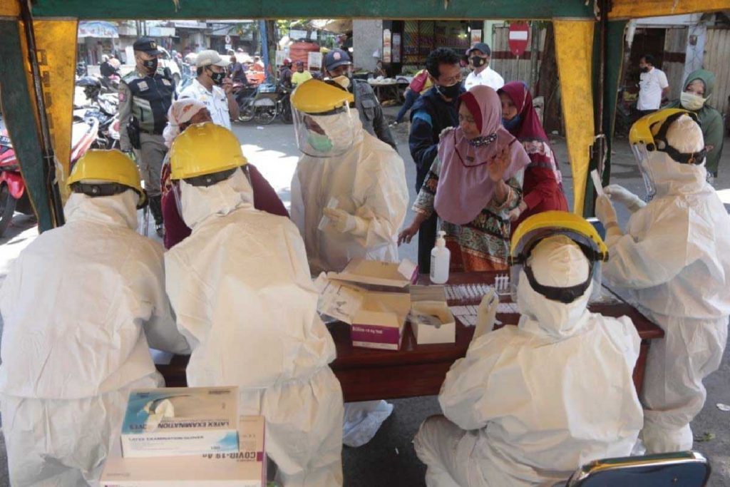 Petugas siap swab antigen pelanggar. (ist) - Wali Kota Perintah Gencarkan Swab Antigen Bagi Masyarakat