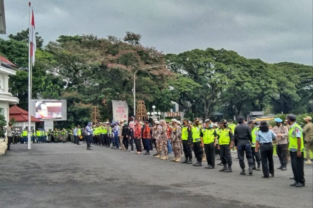 Barisan petugas gabungan TNI/Polri dan lainnya, dalam apel pengamanan (jaz) - Awas, Jam Malam Berkerumun Siap Dibubarkan dan Disanksi!