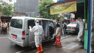 Petugas melakukan penjemputan pasien konfirmasi positif Covid-19 untuk dibawa ke rumah karantina - Kota Blitar Kembali Masuk Zona Merah