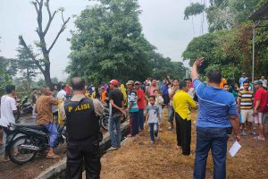 Petugas membubarkan acara Ojung - Gelar Ojung Ditengah Pandemi Dibubarkan Paksa