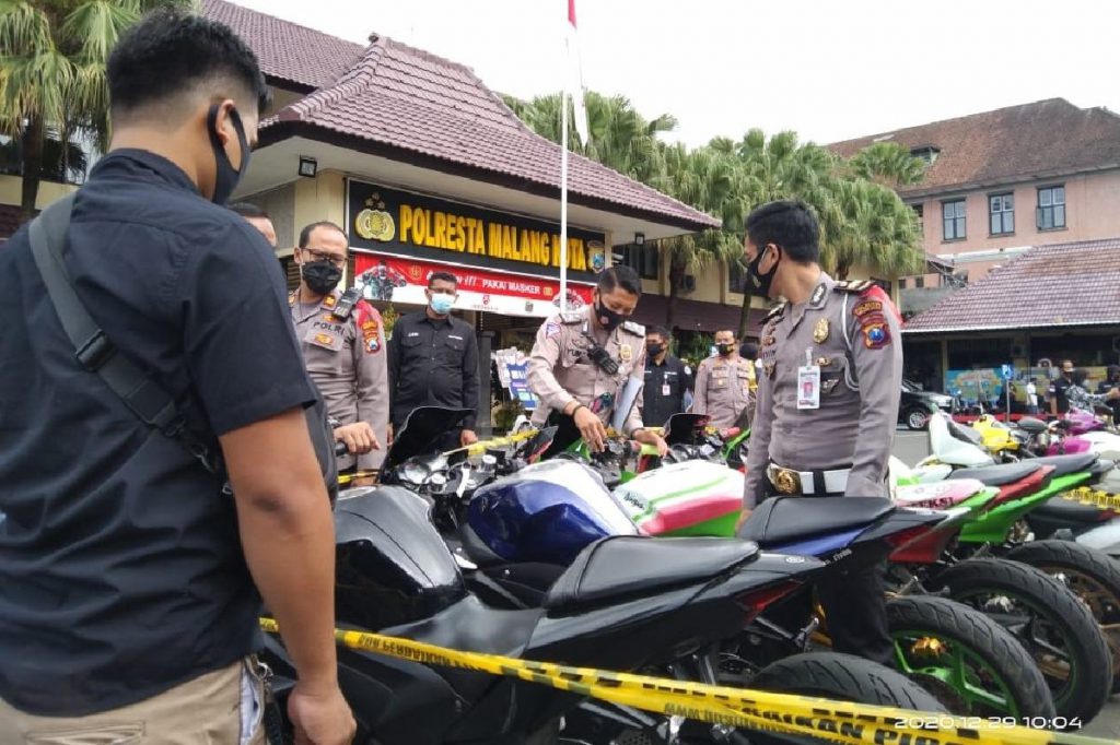 Petugas menahan motor knalpot brong. (jaz) - Beberkan Capaian Kasus Kriminal 2020, Kapolresta Makota Imbau Masyarakat Tetap Waspada
