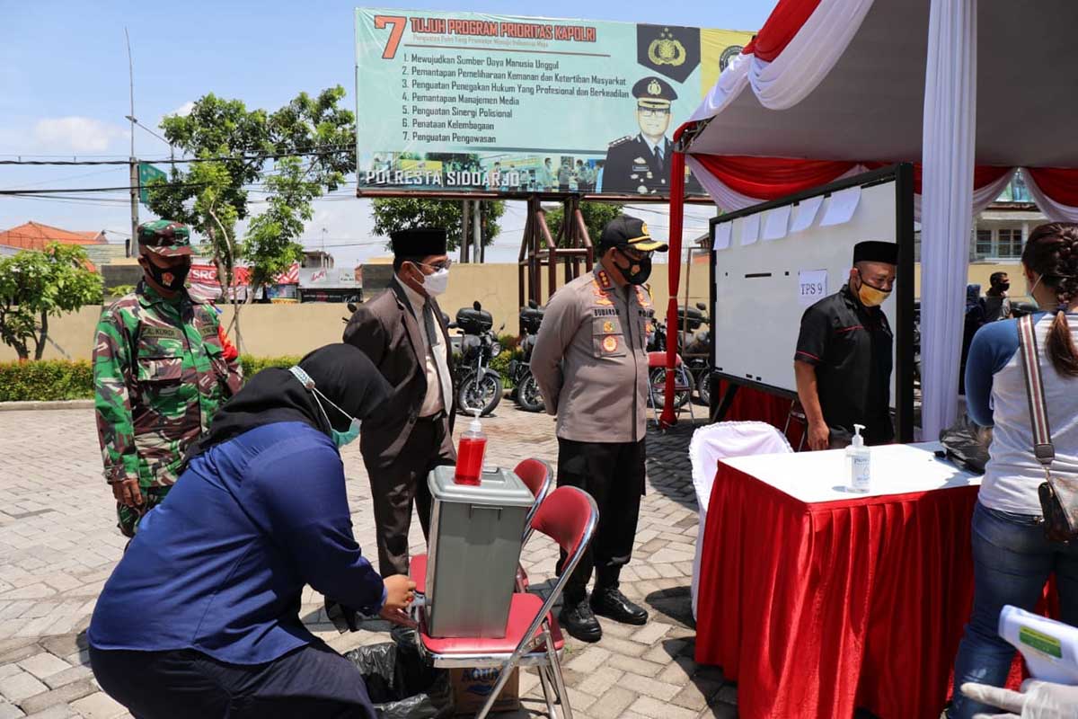 SIMULASI - Pj Bupati Sidoarjo, Hudiyono dan Kapolresta Sidoarj FCo, Kombespol Sumardji mengecek proses simulasi pemungutan suara dalam Pilkada Sidoarjo 9 Desember 2020 yang digelar di halaman Polresta Sidoarjo, Sabtu (05/12/2020) - Pemungutan Suara Bergilir Maksimal 10 Pemilih