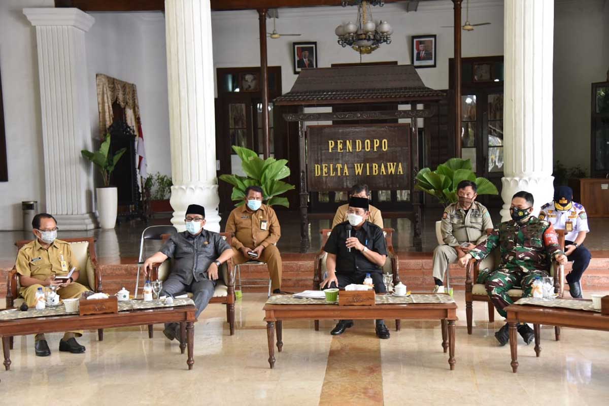 LARANGAN - Pj Bupati Sidoarjo, Hudiyono didampingi para Forkopimda Sidoarjo menjelaskan berbagai larangan dalam libur Nataru di Pendopo Delta Wibawa, Senin (21/12/2020) - Libur Nataru, Sidoarjo Dilarang Pesta