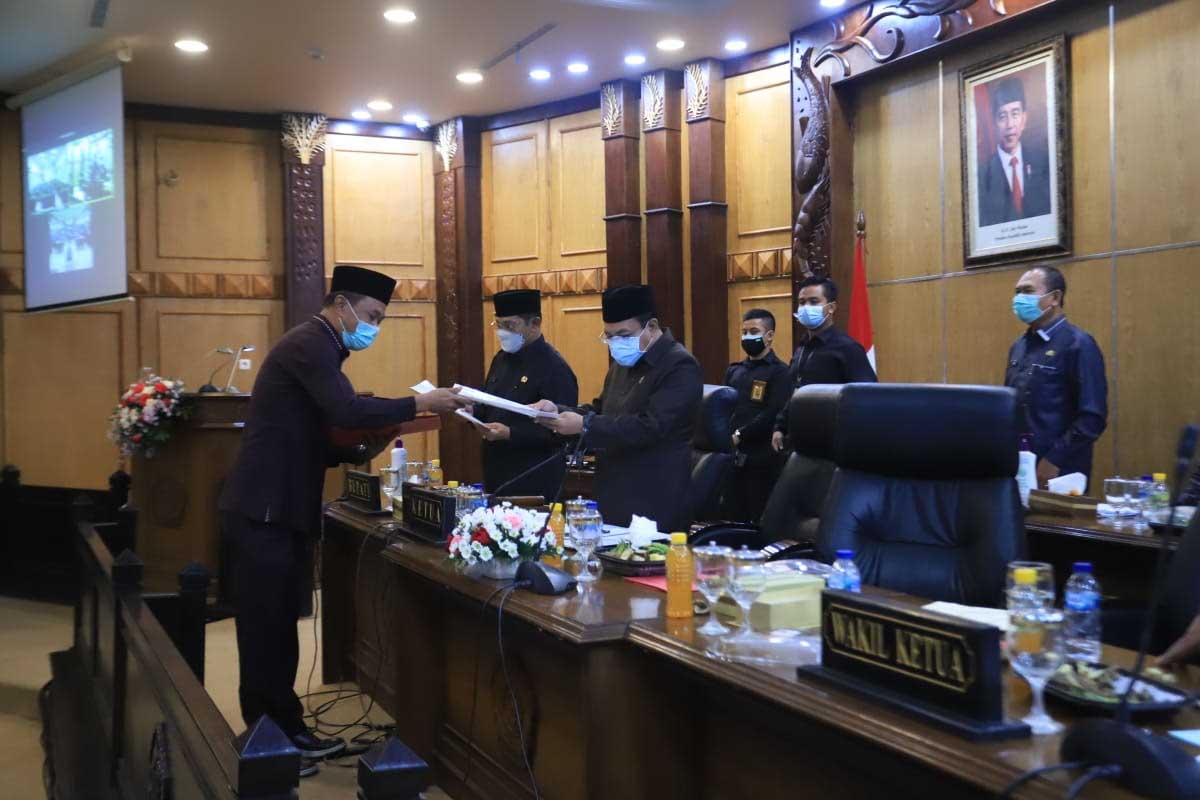 DISAHKAN - Pj Bupati Sidoarjo, Hudiyono mengesahkan APBD Sidoarjo Tahun 2021 yang mengalami penurunan pada pendapatan daerah Rp 326 miliar dan belanja daerah turun Rp 36 miliar di ruang Rapat Paripurna DPRD Sidoarjo, Senin (30/11/2020) malam - Pendapatan dan Belanja Daerah Anjlok 362 Miliar