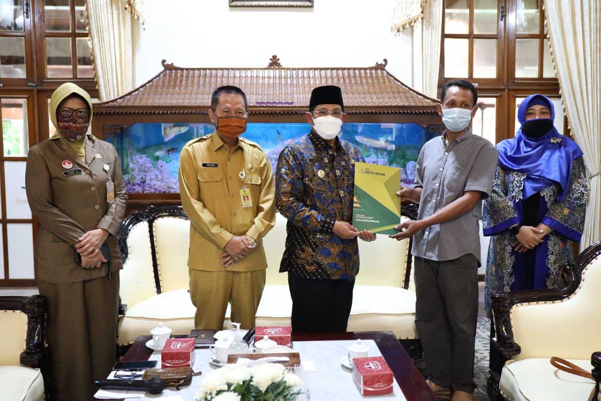 BANTUAN - Pj Bupati Sidoarjo, Hudiyono menyerahkan bantuan Rp 600.000 per orang untuk 5.000 korban PHK di Pendopo Delta Wibawa, Senin (14/12/2020) - 5000 Korban PHK Terima BLT Covid-19 Rp 3 Miliar