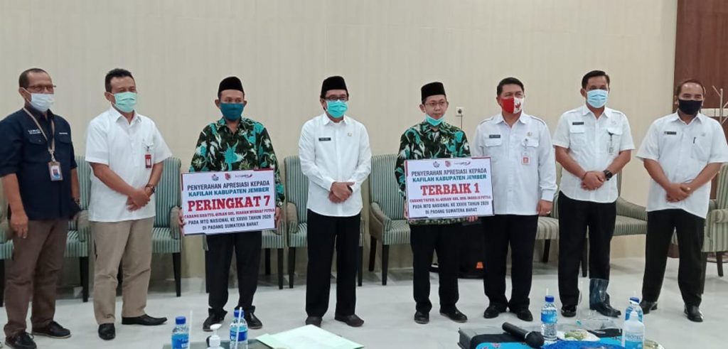 (Plt) Bupati Jember Drs. KH. A. Muqit Arief bersama kafilah MTQ dari Jember (hms) - Pemkab Apresiasi Kafilah MTQ XXVIII Asal Jember