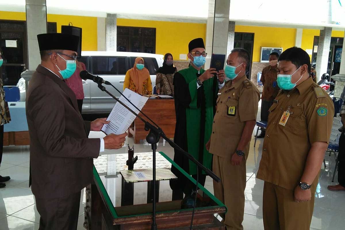 LANTIK : Plt. Camat Wonoayu, Gundari, melantik Penjabat Kepala Desa Wonokasian dan Ketimang - Lantik PJ Kades, Plt Camat Wonoayu Tekankan Sukses 2 Momen Politik