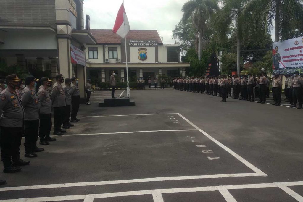 Polres Kediri Kota melakukan Apel Pergeseran Pasukan dan Pengecekan Kesiapan PAM TPS Operasi Mantap Praja Semeru 2020, di Mapolresta Senin Pagi (07/12/20) - Polresta Kediri Terjunkan Tim Anti Botoh Jelang Pilkada