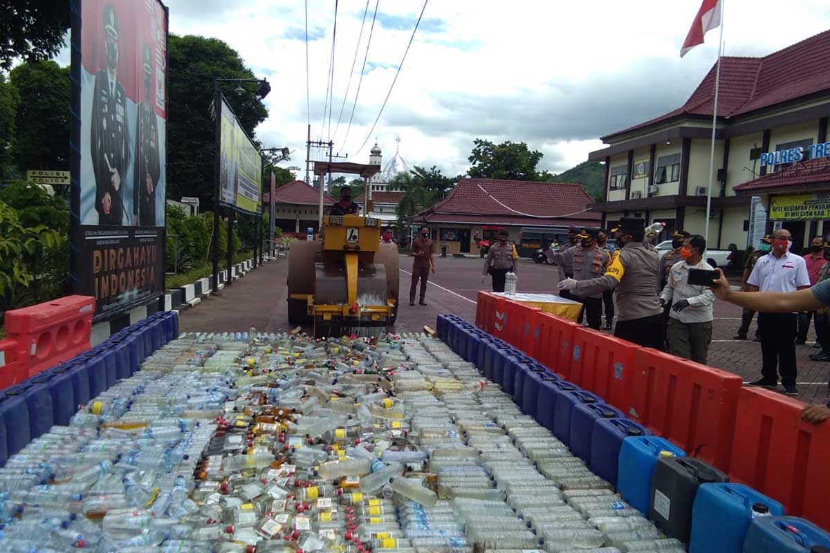 Proses pemusnahan barang bukti operasi pekat di Mapolres Trenggalek - Polres Trenggalek Musnahkan BB Operasi Pekat Tahun 2020