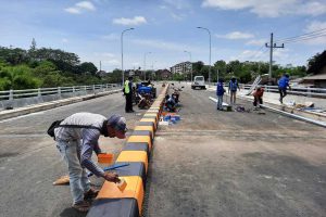 Proses pengerjaan proyek pembangunan Jembatan Kedungkandang dalam tahapan pengecatan dan pemasangan lampu jalan. (memo x/gab) - Pembangunan Jembatan Kedungkandang Tahap Finishing