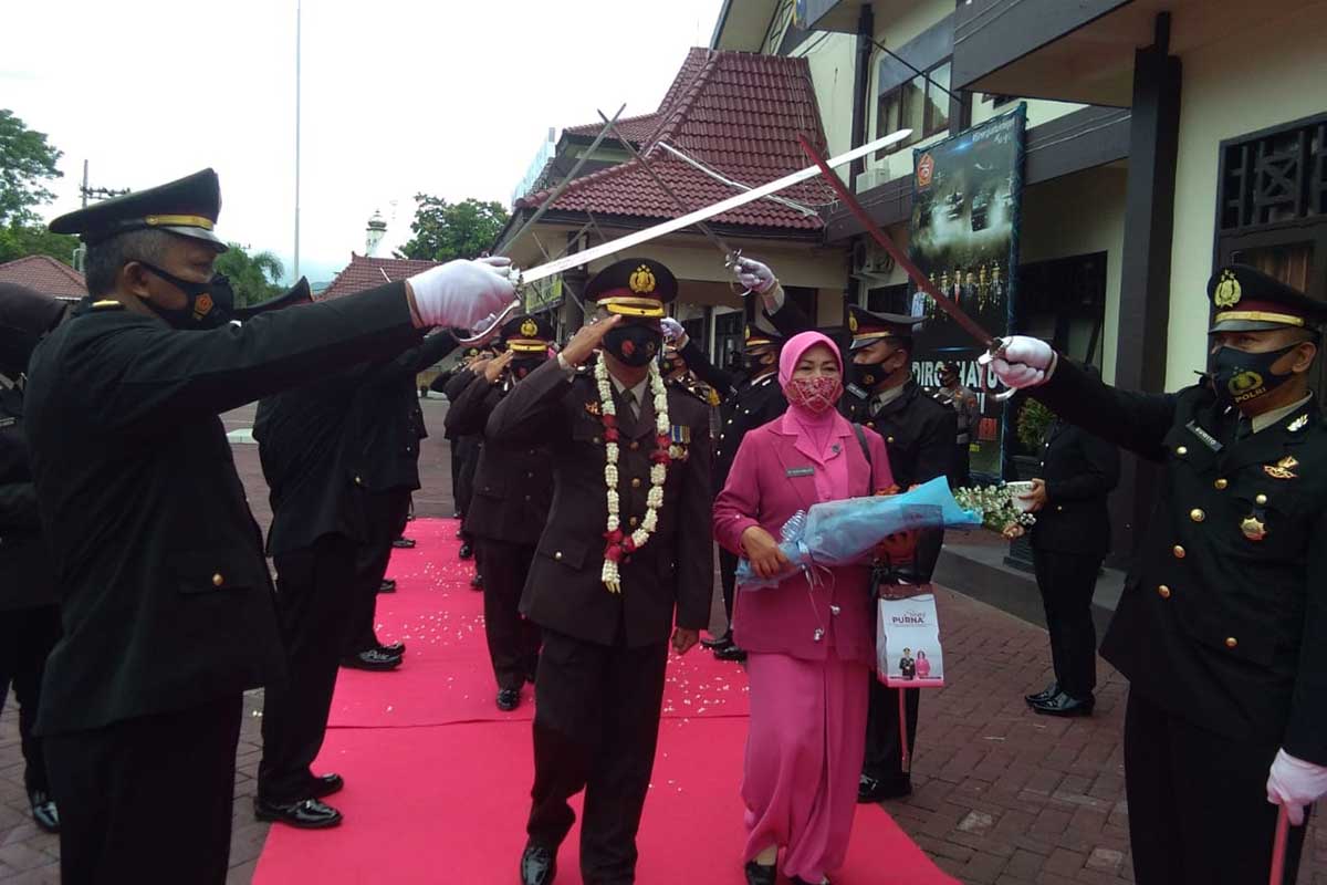 Prosesi payung pora dan pedang pora wisuda purna bakti - Kapolres Lepas 14 Anggota yang Purna Bakti