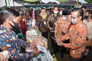 PAMERAN - Puluhan perwakilan warga se Kecamatan Buduran Sidoarjo menggelar hasil karya (produksi) untuk mengikuti Festival Usaha Mikro yang dibuka langsung Pj Bupati Sidoarjo, Hudiyono, di Lapangan Desa Wadungasih, Kecamatan Buduran, Sidoarjo, Selasa (01/12/2020) sore - Camat Buduran Gerakkan Usaha Mikro Transaksi Non Tunai