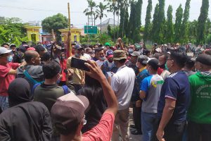 HADANG - Ratusan warga Desa Kemiri, Kecamatan/Kabupaten Sidoarjo siap menghadang petugas eksekusi dari Pengadilan Negeri Sidoarjo dengan memblokade jalan masuk serta membawa tongkat, bambu dan lainnya, Selasa (22/12/2020) - Kades Kemiri Yakini Obyek Sengketa 10.000 M2 Tidak Ada di Kampungnya