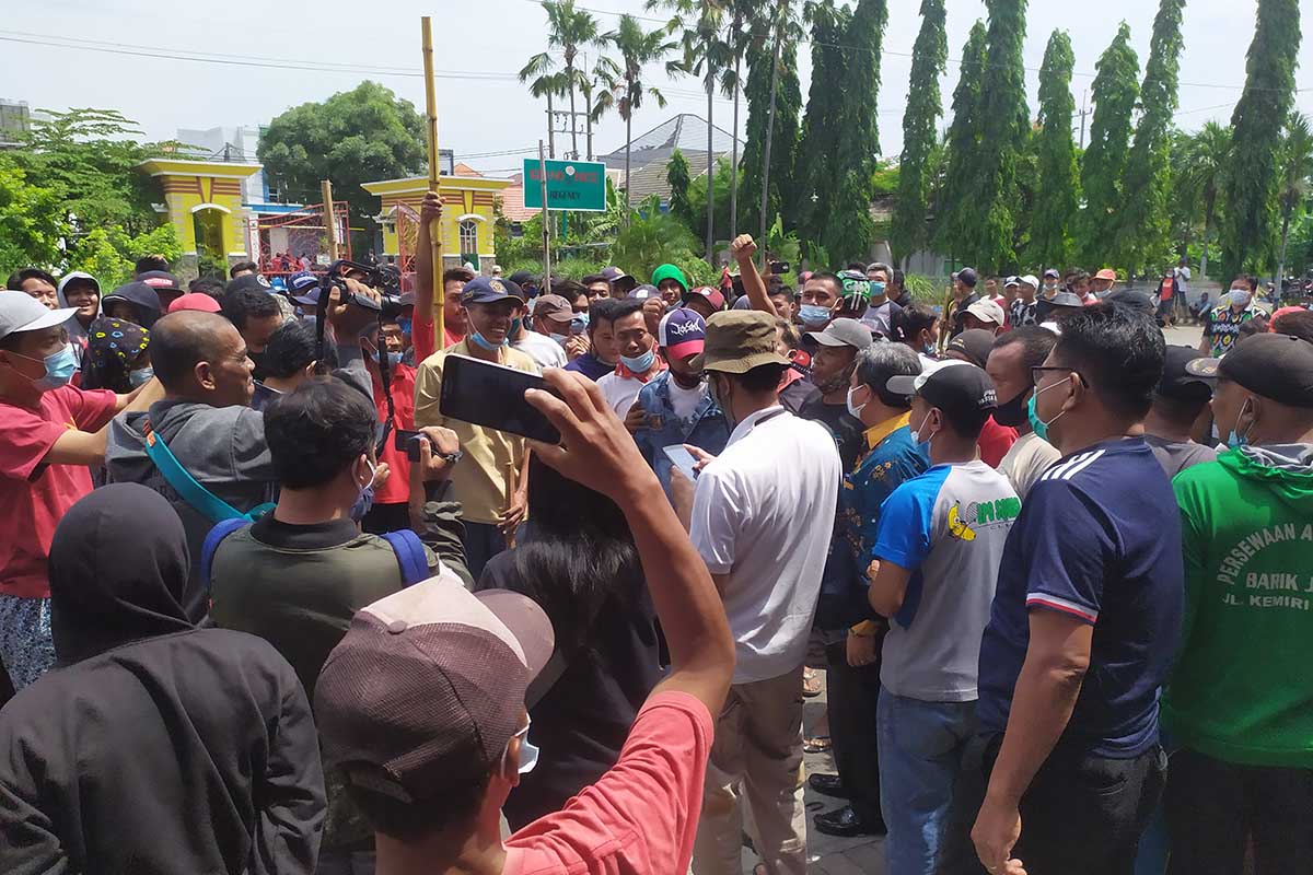 HADANG - Ratusan warga Desa Kemiri, Kecamatan/Kabupaten Sidoarjo siap menghadang petugas eksekusi dari Pengadilan Negeri Sidoarjo dengan memblokade jalan masuk serta membawa tongkat, bambu dan lainnya, Selasa (22/12/2020) - Kades Kemiri Yakini Obyek Sengketa 10.000 M2 Tidak Ada di Kampungnya