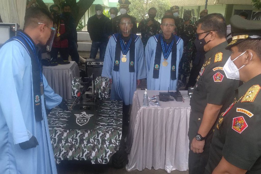 Robot tempur CIA penyemprot disinfektan dilengkapi senjata SS2 V-1 (rhd) - Bintara Poltekad Pamerkan Produk Militer Usai Wisuda