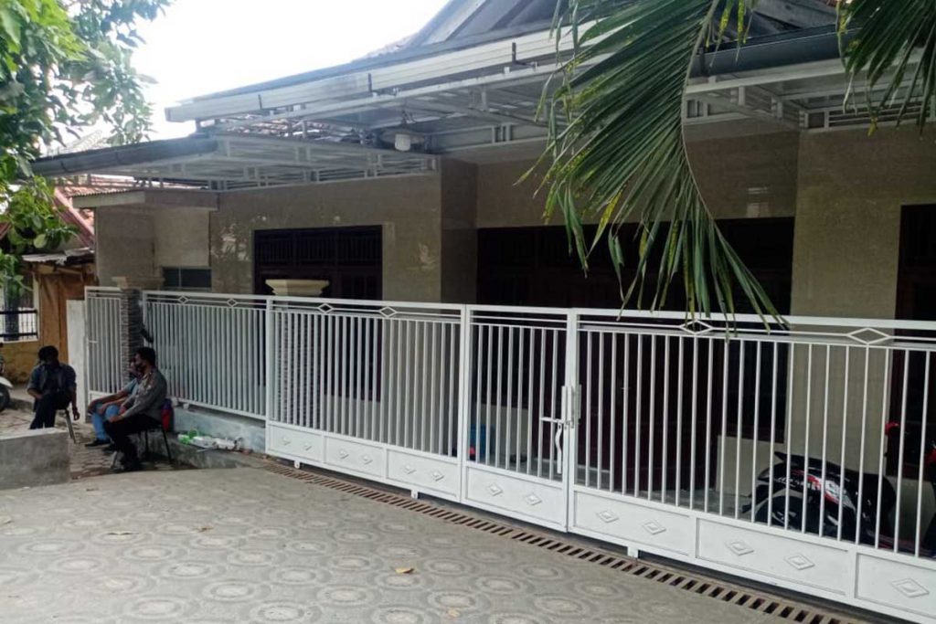 Rumah Ibunda Mahfud MD saat dijaga polisi. (Memo X/Adi) - Simpatisan Ulama-HRS Lurug Polres Pamekasan