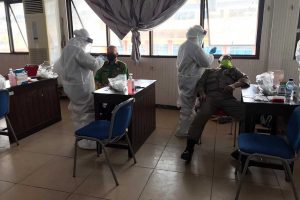 SWAB - Salah satu pegawai di lingkungan Pemkab Jember saat dilakukan tes swab - 650 ASN dan Pegawai Pemkab Jember Swab Tes Bergiliran