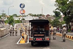 Satpol-PP sterilkan jembatan Kedungkandang. (ist) - Jelang Peresmian, Satpol PP Sterilkan Jembatan Kedungkandang