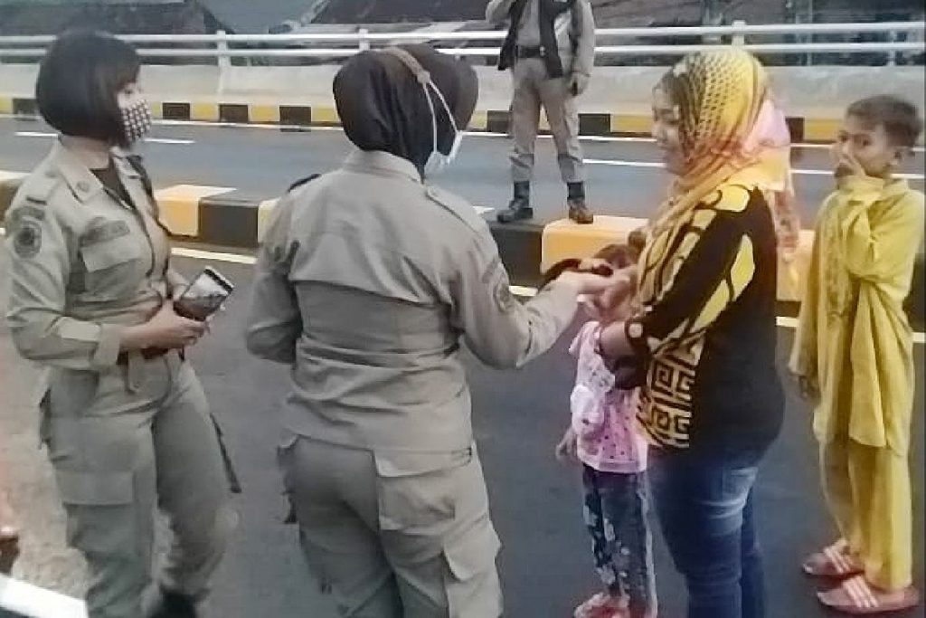Petugas himbau warga meninggalkan jembatan Kedungkandang. (ist) - Jelang Peresmian, Satpol PP Sterilkan Jembatan Kedungkandang