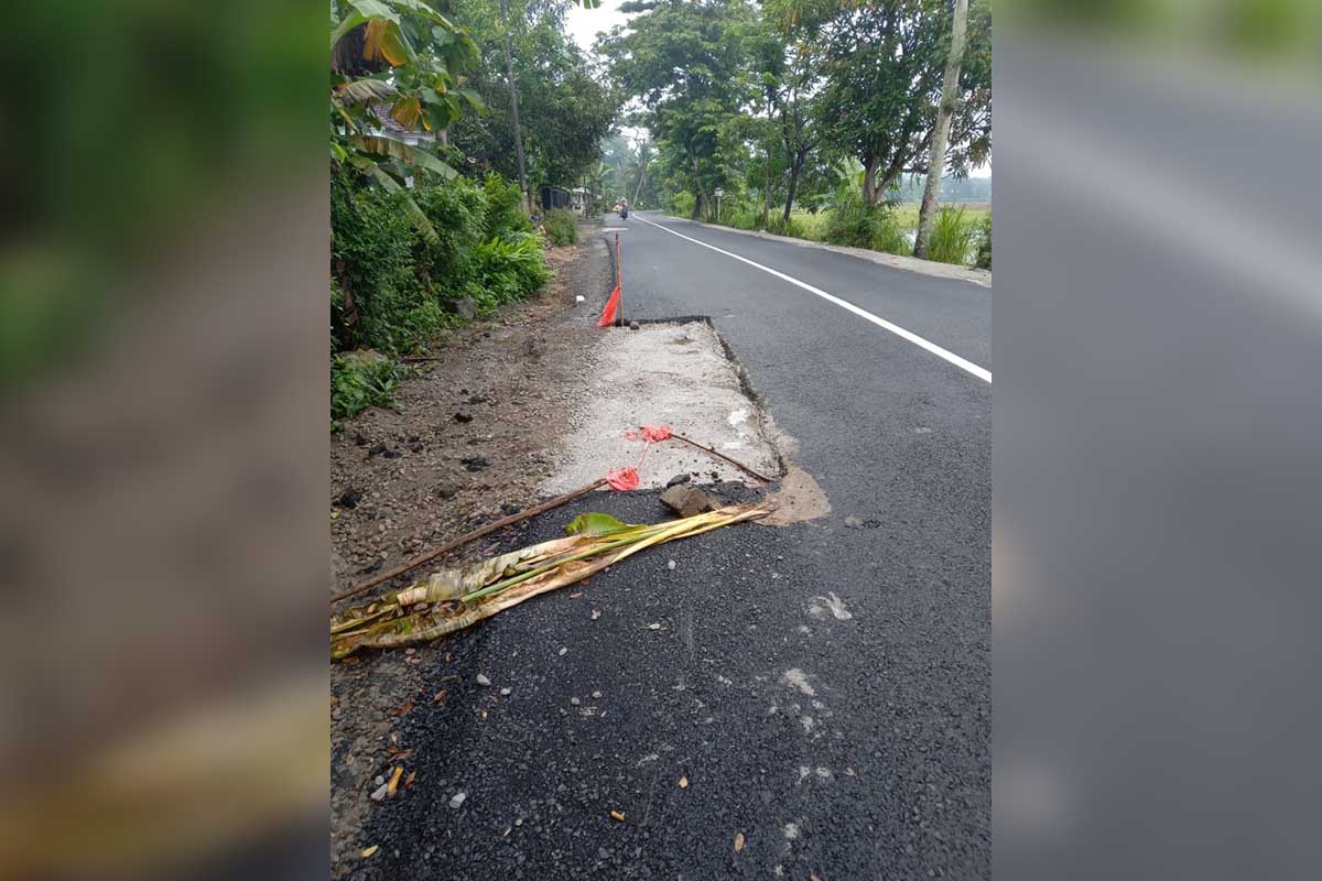 TAMBALAN: Sebagian ruas Jalan Ngampon – Bendo yang harus ditambal - Belum Genap Sebulan, Jalan Ngampon-Bendo Penuh Tambalan
