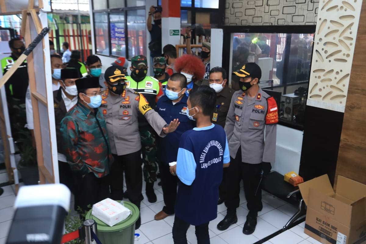 NYOBLOS - Sebanyak 501 Warga Bina Pemasyarakatan (WBP) Lapas Kelas II A Sidoarjo menggunakan hak pilihnya dalam Pilkada Sidoarjo, Rabu (09/12/2020) - 501 Napi Lapas Sidoarjo Nyoblos di Pilkada Sidoarjo