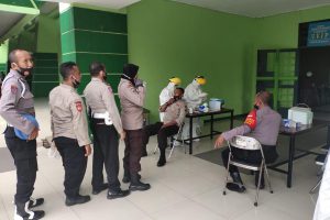 TES SWAB - Sebanyak 715 personil Polresta Sidoarjo yang berjaga di TPS mengikuti test swab (tes usap) di GOR Sidoarjo, Sabtu (05/12/2020) - 715 Personel Polresta Penjaga TPS Dites Swab