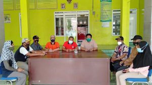 Sejumlah staf pemerintahan desa bersama muspika Kecamatan Kedamaian saat memberikan keterangan terkait prosesi pemakaman - Warga Bersikukuh Agar Jenazah Bisa Kumpul Di Makam Keluarga - Warga Dusun Gorekanlor