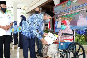 NETRALITAS - Sekda Sidoarjo, Achmad Zaini mengingatkan netralitas anggota Korpri dalam Pemilihan Kepala Daerah (Pilkada) Serentak 9 Desember 2020 mendatang saat upacara HUT Korpri ke 49 di Alun- Alun Sidoarjo, Senin (30/11/2020) - Sekda Ingatkan Netralitas Korpri dalam Pilkada Sidoarjo 2020 - HUT ke-49 Kopri