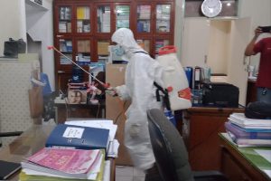 Petugas semprot ruangan OPD di Balaikota Malang (ist) - Balaikota Malang Disemprot Disinfektan
