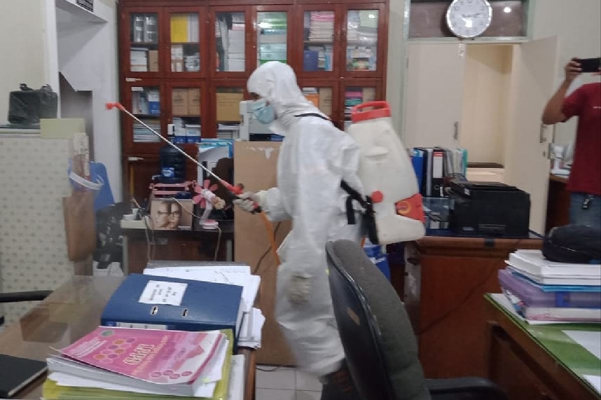 Petugas semprot ruangan OPD di Balaikota Malang (ist) - Balaikota Malang Disemprot Disinfektan