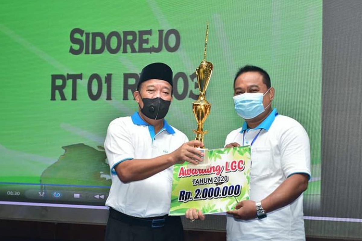 Bupati Lamongan, Fadeli - Serahkan 131 Penghargaan Secara Langsung untuk Kader Peduli Lingkungan