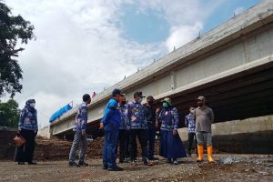 Bung Edi dan jajarannya sidak pembangunan Jembatan Kedungkadang (gab) - Sidak Jembatan Kedungkandang, Bung Edi Pastikan Tepat Waktu