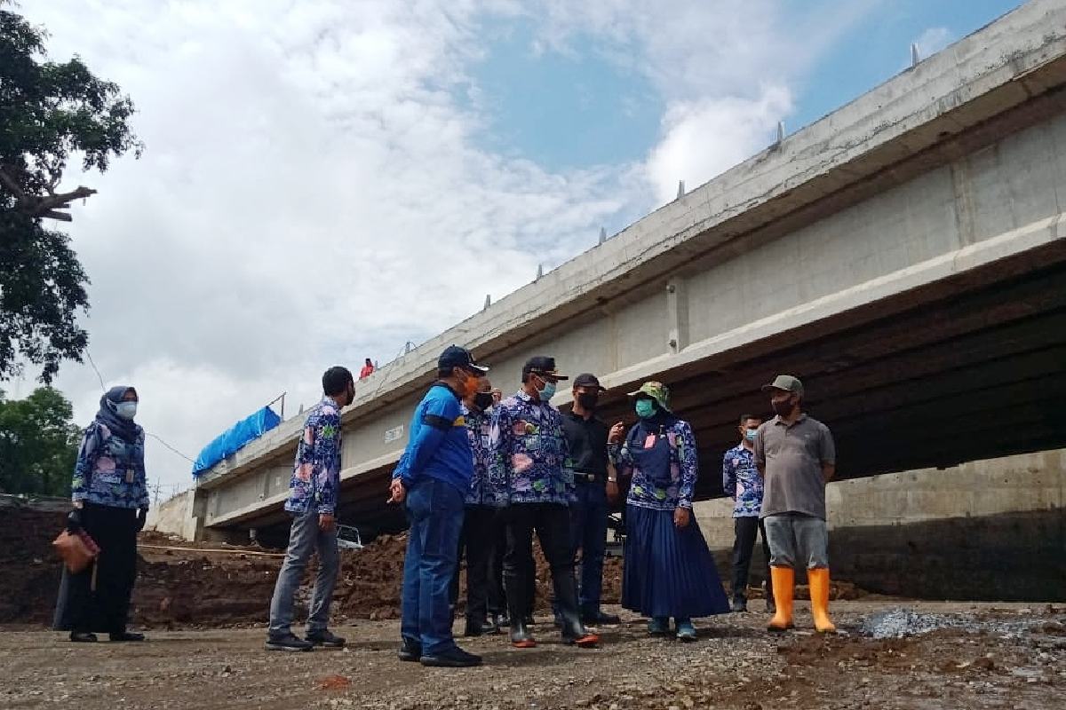 Bung Edi dan jajarannya sidak pembangunan Jembatan Kedungkadang (gab) - Sidak Jembatan Kedungkandang, Bung Edi Pastikan Tepat Waktu