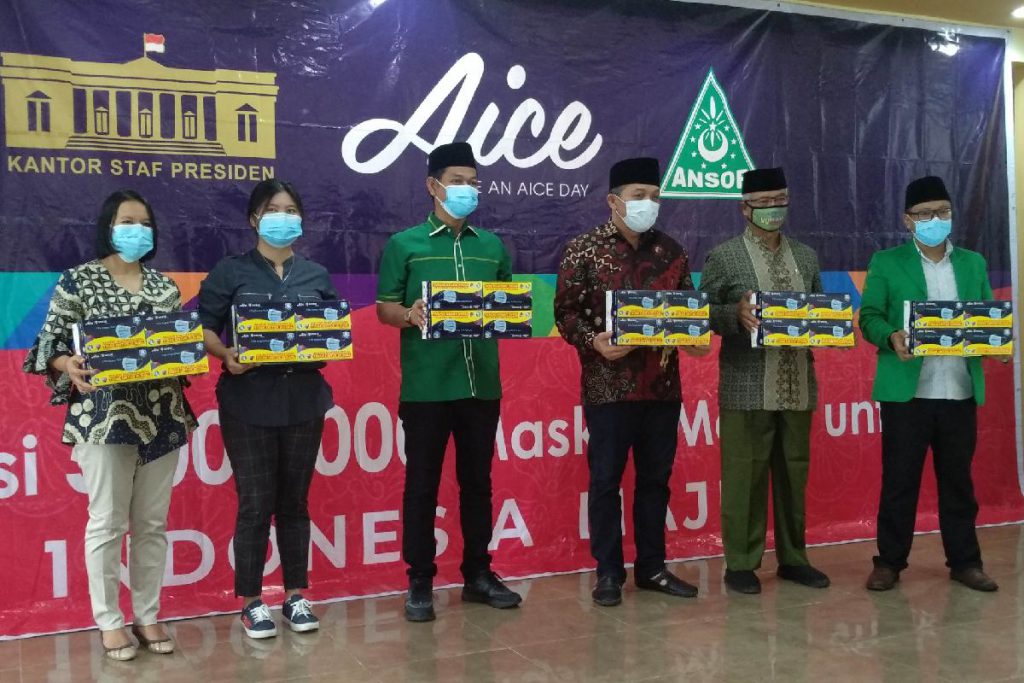 Penyerahan masker medis kepada Ketua DPRD Kota Malang dan perwakilan GP Ansor. (rhd) - Aice Grup - GP Ansor Bagikan 150 Ribu Masker Medis untuk Masyarakat Kota Malang