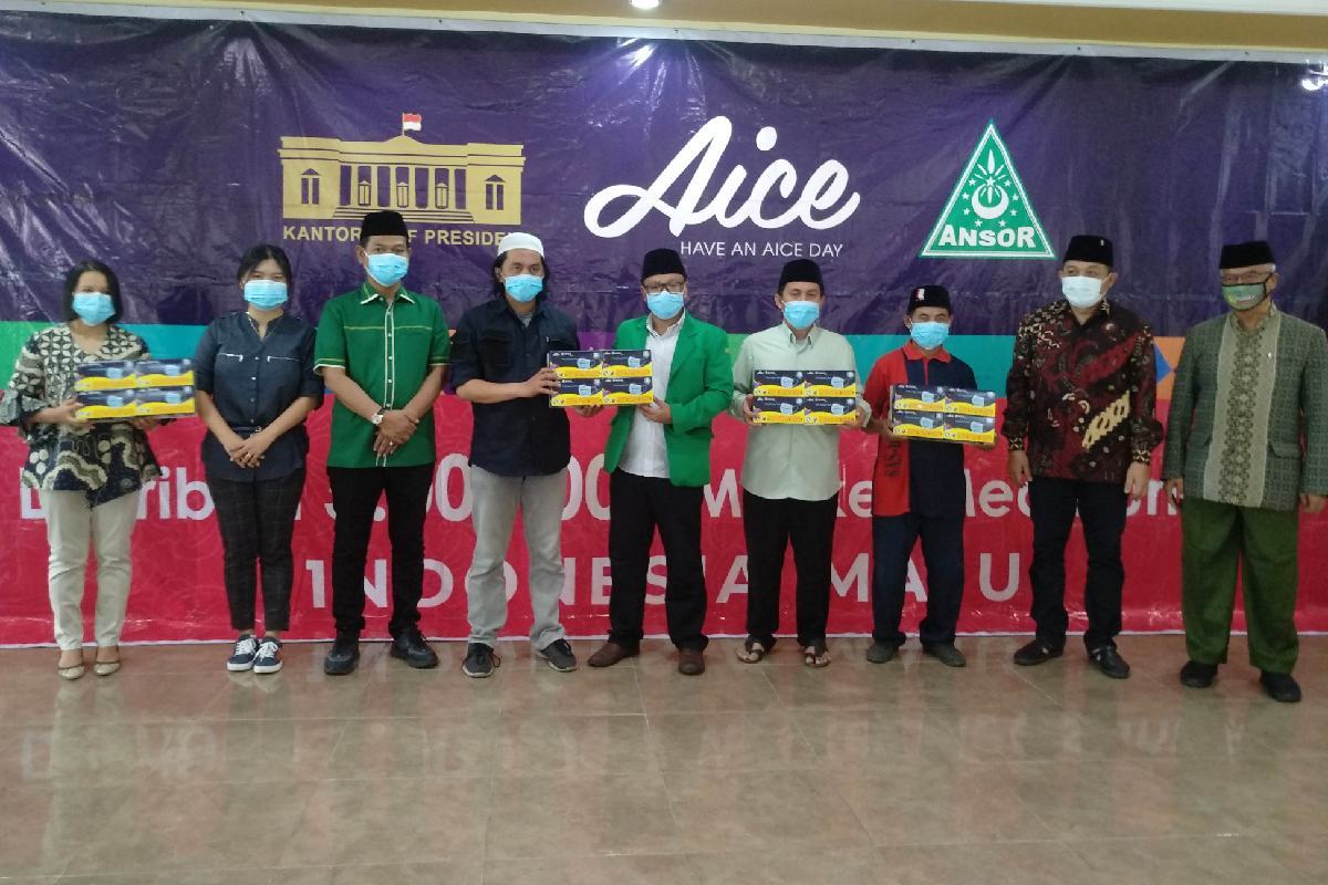 Simbolis penyerahan kepada petugas kebersihan, penggali kubur dan perwakilan GP Ansor Malang. (rhd) - Aice Grup - GP Ansor Bagikan 150 Ribu Masker Medis untuk Masyarakat Kota Malang