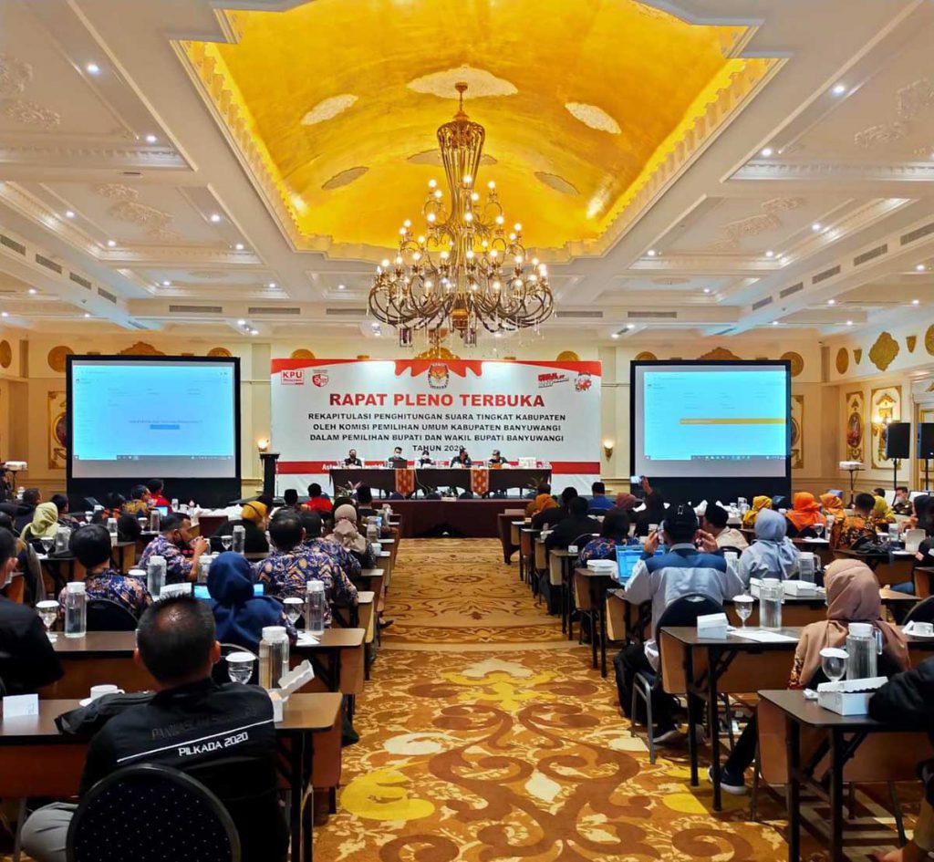 Situasi rapat pleno terbuka rekapitulasi penghitungan suara tingkat kabupaten oleh Komisi Pemilihan Umum (KPU) Kabupaten Banyuwangi dalam pemilihan bupati dan wakil bupati kabupaten Banyuwangi, bertempat di Ballroom Hotel Aston Banyuwangi, Rabu (16/12/2020). (ras) - Hasil Rekapitulasi KPU Banyuwangi Tingkat Kabupaten Paslon Ipuk-Sugirah Menang